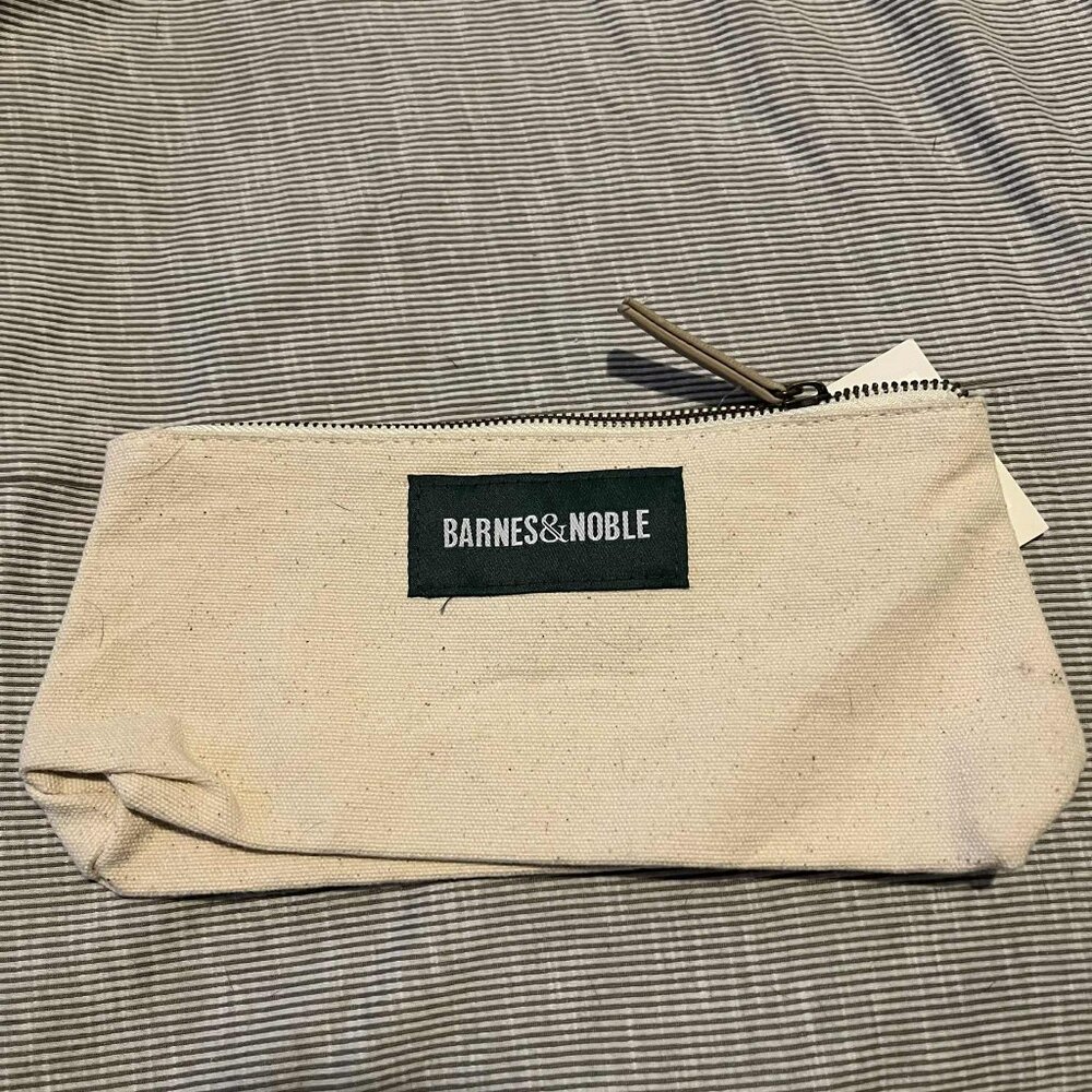 Barnes & Noble 'Baby Got Books' pouch - Picture 3 of 3